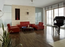 Trudno dokładnie przewidzieć wygląd podłogi z parkietu przemysłowego - dopiero po ułożeniu zobaczymy, jaką kompozycję stworzyły drewniane lamelki. W tym pomieszczeniu parkietem z egzotycznego drewna wenge wyłożono również dekoracyjną wnękę, w której stoi prosty ceramiczny wazon z gałęziami. Trudno dokładnie przewidzieć wygląd podłogi z parkietu przemysłowego - dopiero po ułożeniu zobaczymy, jaką kompozycję stworzyły drewniane lamelki. W tym pomieszczeniu parkietem z egzotycznego drewna wenge wyłożono również dekoracyjną wnękę, w której stoi prosty ceramiczny wazon z gałęziami.