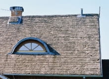 Układanie wiórów to zadanie precyzyjne i pracochłonne; na zamocowanie 1 m2 pokrycia potrzeba około 300 gwoździ Układanie wiórów to zadanie precyzyjne i pracochłonne; na zamocowanie 1 m2 pokrycia potrzeba około 300 gwoździ