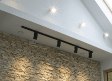 System szynowy - oświetlenie do nowocześnie urządzonego wnętrza.