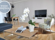 Wasze wnętrza: mieszkanie Moniki i Rafała. Salon. Właściciele zdecydowali się na jesionowy parkiet. wasze wnętrza, mieszkanie czytelników, jak mieszkają Polacy, prawdziwe zdjęcia mieszkań