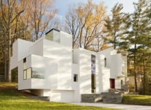 Rozbita na kilkanaście mniejszych kubików bryła, swój kształt zawdzięcza... soli kuchennej. Jej architekt, David Jameson inspirował się podobno kryształkami chlorku sodu, które są głównym jej składnikiem. Związek chemiczny posłużył też jako nazwa dla projektu. Biała willa pod Waszyngtonem, proj. David Jameson Architect