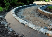 Krok 1. Po wyznaczeniu przebiegu ścieżki usuwa się humus i wierzchnią warstwę gruntu, najczęściej do głębokości 20 cm. Następnie wykonuje się obramowanie brzegów. ścieżki w ogrodzie, układanie kostki betonowej