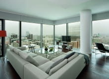 W tym salonie mebli nie warto dosuwać do ścian ze szkła, by nie tracić wspaniałego widoku za oknami. W tym salonie mebli nie warto dosuwać do ścian ze szkła, by nie tracić wspaniałego widoku za oknami.