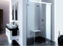 Szklane ścianki kabiny - by były czyste, po każdej kąpieli powinno się usuwać z nich wodę Szklane ścianki kabiny - by były czyste, po każdej kąpieli powinno się usuwać z nich wodę