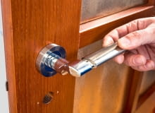 Nie jest to skomplikowane zadanie. Poradzi sobie z nim nawet niezbyt wprawna "złota rączka". Na kolejnych zdjęciach pokażemy, jak zamontować nową klamkę. wymiana klamki