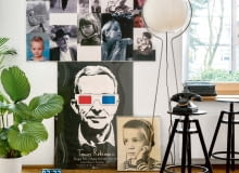 Tablica wspomnieniowa wisząca w sypialni gospodarza, zrobiona przez niego ze zdjęć najbliższych.