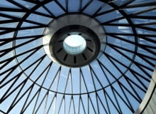 Londyn, tętniąca życiem stolica Wielkiej Brytanii to jedna z największych światowych metropolii. Miasto od lat inspiruje artystów z całego świata, przyciąga też turystów i wielki biznes, tu w dzielnicy City mieści się światowe centrum finansowe - europejski Manhattan. Bogactwo różnorodności funkcji i kultur oprawione jest często w ramy nowoczesnej architektury, prym wiodą dzieła Normana Fostera. Bryła zaprasza na archi-wycieczkę po Londynie. Londyn, tętniąca życiem stolica Wielkiej Brytanii to jedna z największych światowych metropolii. Miasto od lat inspiruje artystów z całego świata, przyciąga też turystów i wielki biznes, tu w dzielnicy City mieści się światowe centrum finansowe - europejski Manhattan. Bogactwo różnorodności funkcji i kultur oprawione jest często w ramy nowoczesnej architektury, prym wiodą dzieła Normana Fostera. Bryła zaprasza na archi-wycieczkę po Londynie.