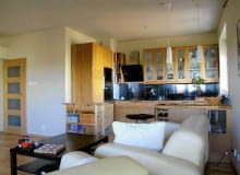 <B>Najpierw metamorfozę przeszedł salon. Musiało to nieuchronnie pociągnąć za sobą zmiany w połączonej w nim kuchni. Niewielki retusz wystarczył, by dopasować jej wygląd do stylu panującego w reszcie pomieszczenia.</B> <BR />PRZED ZMIANĄ. Aneks kuchenny odstawał od od reszty odnowionej otwartej przestrzeni dziennej. Poza tym rzeczy przechowywane w przeszklonych szafkach wywoływały wrażenie bałaganu, niekorzystne w kuchni otwartej na salon.