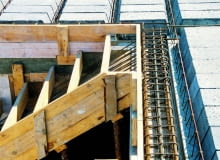 Kształt poszczególnych stopni nadaje się za pomocą desek o wysokości podstopnicy, przytwierdzonych np. do ściany i do deskowania bocznego schody żelbetowe, schody betonowe, szalunek, strop