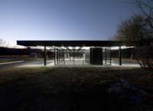 Stacja benzynowa na Nun's Island w Montrealu zaprojektowana przez Miesa van der Rohe została zrewitalizowana w 2011 roku wg. projektu kanadyjskiej pracowni FABG. Stacja benzynowa na Nun's Island w Montrealu zaprojektowana przez Miesa van der Rohe została zrewitalizowana w 2011 roku wg. projektu kanadyjskiej pracowni FABG.