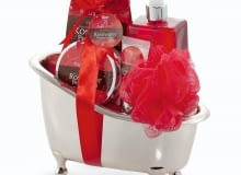 <B>...i nie oglądając się na mężczyznę, kup sobie wymarzony prezent. Na przykład taki, który nie tylko sprawi ci przyjemność, ale będzie też ozdobą twojego domowego azylu: sypialni, kącika z toaletką albo łazienki.</B> <BR />Zestaw kosmetyków w pojemniku-wanience, 59 zł, home&you