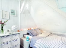 Nowe meble to okazyjne zakupy, które pozwoliły znacznie obniżyć koszt metamorfozy. Poszukiwanie łóżka trwało dość długo, bo mebel (bez zagłówka) musiał mieć ściśle określone wymiary - to ze względu na rury, które po obudowaniu tworzą półkę nad łóżkiem i 'stolik' nocny. Odpowiedni mebel wraz z materacem udało się niedrogo kupić w polskiej firmie. Komoda z koszykami była przeceniona prawie o połowę. Lampki cotton balls, podobnie jak niebieski lampionik, to wyłącznie nastrojowa dekoracja. Tę część wnętrza oświetla halogen zamontowany na skośnym suficie. Nowe meble to okazyjne zakupy, które pozwoliły znacznie obniżyć koszt metamorfozy. Poszukiwanie łóżka trwało dość długo, bo mebel (bez zagłówka) musiał mieć ściśle określone wymiary - to ze względu na rury, które po obudowaniu tworzą półkę nad łóżkiem i 'stolik' nocny. Odpowiedni mebel wraz z materacem udało się niedrogo kupić w polskiej firmie. Komoda z koszykami była przeceniona prawie o połowę. Lampki cotton balls, podobnie jak niebieski lampionik, to wyłącznie nastrojowa dekoracja. Tę część wnętrza oświetla halogen zamontowany na skośnym suficie.