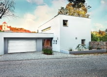 W każdym garażu sprawdzi się brama o mocnej konstrukcji, wypełnionej pianką poliuretanową o grubości 60 mm i ze specjalnymi systemami uszczelnień. To przekłada się na dobrą izolacyjność termiczną bramy W każdym garażu sprawdzi się brama o mocnej konstrukcji, wypełnionej pianką poliuretanową o grubości 60 mm i ze specjalnymi systemami uszczelnień. To przekłada się na dobrą izolacyjność termiczną bramy