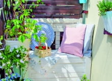 Oparcie balkonowej ławy zostało namalowane na drewnianym ekranie. Na pierwszym planie pomalowany na niebiesko wiekowy kociołek w roli donicy. Oparcie balkonowej ławy zostało namalowane na drewnianym ekranie. Na pierwszym planie pomalowany na niebiesko wiekowy kociołek w roli donicy.