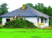 Membrana dachowa jest przytwierdzona do krokwi zszywkami dekarskimi i kontrłatami fot. Grzegorz Otwinowski tel. 0501 259 288