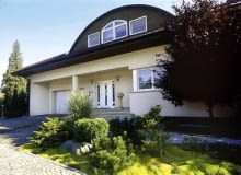 Północna elewacja budynku i znajdujący się przed nią pas zieleni nigdy nie będą bezpośrednio oświetlone promieniami słońca. Wyobrażając sobie swój przyszły dom czy ogród, trzeba o tym pamiętać i uwzględnić to w planach budynku i zagospodarowania zieleni DOM I OGROD WLASCICIELE DOROTA I JERZY SKLADZIEN