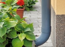 Zgodnie z przepisami deszczówkę można odprowadzać do kanalizacji deszczowej lub ogólnospławnej deszczówka,odprowadzanie wody deszczowej