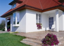 Niewielki klasyczny wykusz - ceniona ozdoba współczesnych budynków jedno-rodzinnych. Zadaszenie wykusza może przybierać rozmaite formy. Tutaj wykusz schował się pod szeroki dach budynku. Niewielki klasyczny wykusz - ceniona ozdoba współczesnych budynków jedno-rodzinnych. Zadaszenie wykusza może przybierać rozmaite formy. Tutaj wykusz schował się pod szeroki dach budynku.