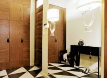 PRZEDPOKÓJ: Nie musi być tylko funkcjonalny. Może, a nawet powinien być również ciekawie zaaranżowany. Obejrzyjcie pomysłowo urządzone wnętrza oraz praktyczne meble i kolorowe dodatki, które ułatwią codzienne korzystanie z tego pomieszczenia.<BR > Przedpokój jak salonik, a w nim fornirowana palisandrem szafa wnękowa z zabawnymi chwostami na uchwytach, stylizowane siedzisko i konsolka. Podłoga, wyłożona płytkami gresu w dwóch kolorach, przypomina pałacową posadzkę. Wystrój zwieńcza lustro na całą ścianę i przymocowane do niego kinkiety, które wyglądają jak unoszące się w powietrzu lampy.