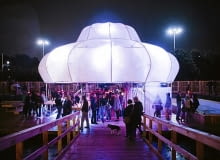 UFO wylądowało na Rozdrożu i rozpoczęło nieoczekiwaną okupację fontanny. Za ten niezidentyfikowany obiekt odpowiada artystyczny kolektyw EXYZT. Artyści przez dwa letnie miesiące będą animować wydarzenia kulturalne i zachęcać do relaksu przy białym spodku. - Chcemy zachęcać do kreatywności, refleksji, odnawiania stosunków międzyludzkich. Jeśli przyjmiemy, że przestrzeń jest stworzona przez dynamikę wymiany to każdy może być architektem przestrzeni - mówią. UFO na Rozdrożu już działa!