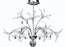 Nawet gdy nie świeci, powinien przyciągać uwagę urodą, formą, wykończeniem. Jednak liczy się nie tylko design. Sprawdź, co jeszcze warto wiedzieć przed zakupem. <br /> ŻYRANDOLE. Celina W9, chromowany metal, ozdobiony kryształami, 9 żarówek 20 W, trzonek G4, śr. 88 cm, 2154 zł, 2bm.pl