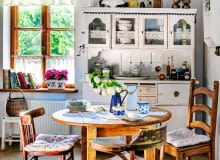 STYL WIEJSKI. Lambrekiny i zazdrostki są wystarczającą ozdobą okna. Szczelne zasłony, które izolują od otoczenia, to typowo miejski wynalazek. Każde krzesło z innej bajki, a w tle - malowany na biało kredens. Im większa różnorodność, tym autentyczniejszy wystrój. styl wiejski,aranżacje wnętrz