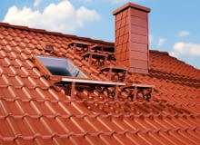 Do akcesoriów dachowych należą także elementy ozdobne, często w formie szpica, lunatyka czy różnych zwierząt - kota, koguta, delfina, sowy. Pełnią one funkcję stricte dekoracyjną - dzięki nim dach się wyróżnia dach, dachówka cementowa