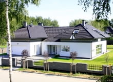 Widok domu od strony ulicy. Budynek jest realizacją projektu gotowego Widok domu od strony ulicy. Budynek jest realizacją projektu gotowego