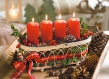 Wieniec adwentowy "Koszyczek". Koszyczek z lakierowanej stali wypełniono mchem i malutkimi szyszkami modrzewia oraz większymi - sosny. Do ozdoby użyto gałązek bukszpanu i owoce dzikiej róży Wieniec adwentowy "Koszyczek". Koszyczek z lakierowanej stali wypełniono mchem i malutkimi szyszkami modrzewia oraz większymi - sosny. Do ozdoby użyto gałązek bukszpanu i owoce dzikiej róży