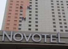 Hotel Novotel 04.04.2012 WARSZAWA , PRZEMALOWANY NA DWA KOLORY HOTEL NOVOTEL PRZY SKRZYZOWANIU UL. MARSZALKOWSKIEJ I AL. JEROZOLIMSKICH . FOT. STEFAN ROMANIK / AGENCJA GAZETA