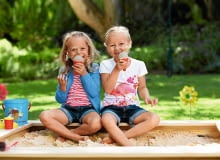PIASKOWE POLE Młodsze dzieci chętnie bawią się w piaskownicy. Wystarczy mała (o pow. 1 m˛ i głębokości 30 cm), ograniczona ściankami z desek lub palisadą z grubych kołków, pełniących też funkcję siedziska. Ze względów bezpieczeństwa nie stosujmy twardych, betonowych czy kamiennych krawężników. Jeżeli w ogródku pojawiają się koty lub psy, zainstalujmy pokrywę, by piasek był zawsze czysty