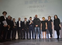 Zwycięzcy plebiscytu Bryła Roku 2016 (architekci z pracowni Ultra Architects i ELD Poland), Michał Grzybkowski - prezes zarządu Beyond.pl, Agnieszka Sadowska z zarządu Agory, Anna Ostrowska z Bryla.pl i Agnieszka Gołębiewska z firmy ANWIS. 25.05.2017 Warszawa , ul. Krakowskie Przedmiescie . Klub Niebo . Gala rozdania nagrod Bryla Roku . Organizator - portal bryla.pl . Fot. Franciszek Mazur / Agencja Gazeta
