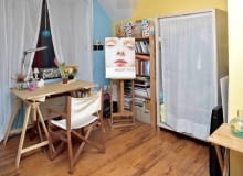 PRZED ZMIANĄ. Pokój dzienny właściwie nie służył do wypoczynku. Przypominał bardziej gabinet - stały w nim głównie regały na książki i rozmaite szpargały oraz niewielkie stoły, przy których można było pracować i ewentualnie zjeść posiłek. Wyposażenie sprawiało wrażenie przypadkowego i prowizorycznego. POKOJ DZIENNY PRZED METAMORFOZA