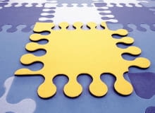 <B>DYWANY. Urzekają takim bogactwem kolorów i wzorów, że trudno wybrać ten najpiękniejszy. Nie oceniajmy jednak przydatności dywanu tylko pod względem jego urody - ważny jest też materiał, z jakiego został zrobiony.</B> <BR >DYWANY WEŁNIANE. Nie odkształcają się, są miękkie, odporne na zabrudzenia i antystatyczne (nie elektryzują się, nie przyciągają więc kurzu). Pozytywnie wpływają na mikroklimat we wnętrzu - wełna pochłania nadmiar wilgoci, a gdy jest sucho, oddaje ją otoczeniu. Ze względu na pylenie nie poleca się ich jednak osobom skłonnym do alergii. Dodatek włókien sztucznych podwyższa jakość wyrobów. Dywany wełniane różnią się sposobem tkania: <BR >Tkane ręcznie są bardziej miękkie, puszyste i trwałe niż tkane maszynowo. Ich runo ma od 10 do 30 mm wysokości. Wybierając dywan, zwróćmy uwagę na liczbę tzw. pęczków na metr kwadratowy (niestety, nie wszyscy producenci podają te dane). Wyrób średniej jakości ma ich około 250 tys., dobry - od 300 tys. do 500 tys. <BR >Tkane maszynowo powstają z dużo cieńszej przędzy - liczba pęczków musi więc być znacz-nie większa (wyrób bardzo dobrej jakości może ich mieć nawet 1,2 mln). Wysokość runa wynosi od 6 do 13 mm. <BR >Puzzle, wełna, składany z elementów: 34 x 34 cm, 30 zł/element; 42 x 42 cm, 45 zł/element, Wollen Rugs