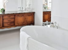 <B>Czy to chwilowa moda, czy już ugruntowany trend? Nie wiemy. W każdym razie w łazienkach coraz częściej zamiast gotowych kabin prysznicowych wciela się w życie autorskie rozwiązania gospodarzy lub projektantów. Pokazujemy kilka niebanalnych pomysłów.</B> <BR />Łazienka 1. Owalną wannę ustawiono pod lekkim kątem. Dzięki temu zyskano przy ścianie miejsce na wygodną półkę - nie tylko na kosmetyki, w niej zamontowano też pięciootworową baterię wannową. WNETRZA , LAZIENKA , MEBLE STYLIZACJA DOROTA KARPINSKA FOT. RAFAL LIPSKI PUBLIKACJA CZTERY KATY NR 6 (236) - 6 2011 SLOWA KLUCZOWE: WNETRZE LAZIENKA MEBEL ZDJĘCIE DO WKŁADKI: PUBLIKACJA CZTERY KATY NR 6 (236) - CZASOPISMA