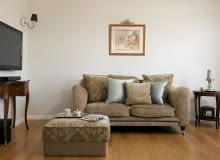 W taki właśnie sposób pani Ania myślała o swoim mieszkaniu. Jej praca wiąże&#8200;się z częstymi podróżami, jest emocjonująca i bardzo odpowiedzialna, dlatego dom miał zapewniać warunki do prawdziwego relaksu. Właścicielka&#8200;marzyła o jasnym wnętrzu, urządzonym&#8200;spokojnie, komfortowo&#8200;i&#8200;kobieco. Projektantka spełniła te oczekiwania. <BR /> MIESZKANIE. Widok na kąt wypoczynkowy.