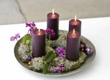 Falenopsis, Miniaturowe, różowe falenopsisy, fioletowe świece i bombki oraz kawałki kory z porośnięte popielatymi porostami. Falenopsis