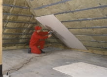 Montujemy okładziny połaci i stropu nad poddaszem Montujemy okładziny połaci i stropu nad poddaszem