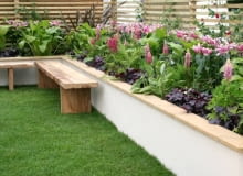 Podwyższone rabaty pozornie powiększają ogród; rosnące na nich kwiaty są lepiej widoczne, sprawiając wrażenie obfitości zieleni.