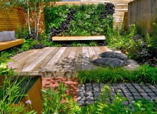 Nowoczesny ogród może być przytulny, wystarczy zastosować w nim drewno, a na ścianie powiesić 'obraz' z żywych roślin. Nowoczesny ogród może być przytulny, wystarczy zastosować w nim drewno, a na ścianie powiesić 'obraz' z żywych roślin.