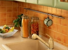 Materiały i narzędzia: bateria kuchenna z wyjmowaną wylewką, klucz nastawny lub klucze płaskie, okrągły pilnik do metalu lub wyrzynarka do metalu, śrubokręt krzyżykowy 14.05.2008 WARSZAWA WNETRZA KUCHNIA INSTALACJA NOWEGO KRANU KROK PO KROKU