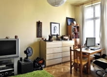 PRZED ZMIANĄ. Przypadkowo dobrane meble różniące się stylem, materiałem i barwą, mnóstwo rzeczy (czy na pewno niezbędnych?) poukładanych w każdym wolnym miejscu - wielofunkcyjny pokój dzienny zdecydowanie nie był przytulny i nie zachęcał do wypoczynku. salon, aranżacja salonu, meble pokojowe