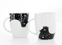 Mamy nową odpowiedź na odwieczne pytanie: co było najpierw, jajko czy kura?. Nasza koncepcja powinna zadowolić zwolenników obu opcji. Może po prostu pierwszy był... kogut. <BR />DEKORACJE. Biały, porcelanowy kubek z kurką :) Projekt z pracowni Colorfolk. Kurkę można wybrać - albo jest na dole, albo na górze kubka :) 19 zł, folkhome.pl