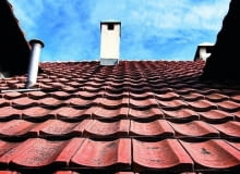 Zabrudzenia z sadzy można zmyć z dachówek wodą z dodatkiem detergentu, a uszkodzone pojedyncze dachówki łatwo wymienić na nowe Naprawa dachu z dachówek