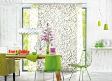 Dom pełen zieleni. W myśl filozofii zen dom jest przedłużeniem ogrodu. Krzesło, które kształtem przypomina liść, i roślinne motywy na zasłonach nawiązują do bujnych drzew za oknem. DOM PEŁEN ZIELENI. W myśl filozofii zen dom jest przedłużeniem ogrodu. Krzesło, które kształtem przypomina liść, i roślinne motywy na zasłonach nawiązują do bujnych drzew za oknem.