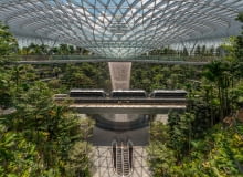 Nowa część lotniska Jewel Changi Airport w Singapurze. Proj. Safdie Architects.