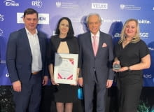 Przedstawiciele Deceuninck wraz z Przewodniczącym Rady Programowej Polskiego Kongresu Klimatycznego, Senatorem RP, Adamem Szejnfeldem Przedstawiciele Deceuninck wraz z Przewodniczącym Rady Programowej Polskiego Kongresu Klimatycznego, Senatorem RP, Adamem Szejnfeldem