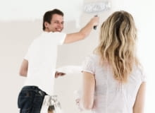 Gruntowanie jest konieczne na chłonnych podłożach i tam, gdzie chłonność ścian nie jest jednolita - na przykład na ścianach z płyt g-k, których połączenia są zaszpachlowane. malowanie ścian