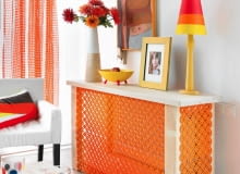 <B>Osłonki grzejnika można zrobić nie tylko z drewna, ale także z filcu i koronki. Pokazujemy kilka projektów.</B> <BR />Osłonka z filcu na drewnianej konstrukcji nie tylko zapewnia właściwą cyrkulację powietrza, ale i zdobi wnętrze.