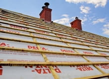 Dach przygotowywany pod montaż dachówek ceramicznych dach, układanie dachówek, łaty na dachu, folia na dachu